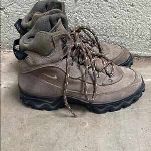 Nike Brown Suede Hiking Boots
